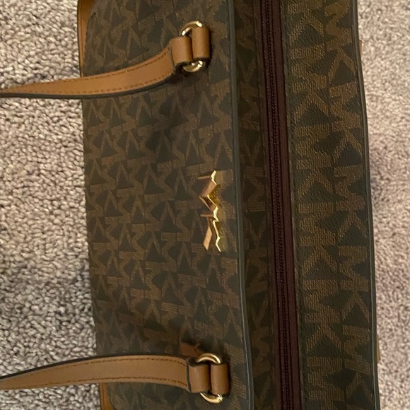 Brand New without tags Michael Michael Kors
SYLVIA SIGNATURE MEDIUM TOTE - Picture 9 of 14